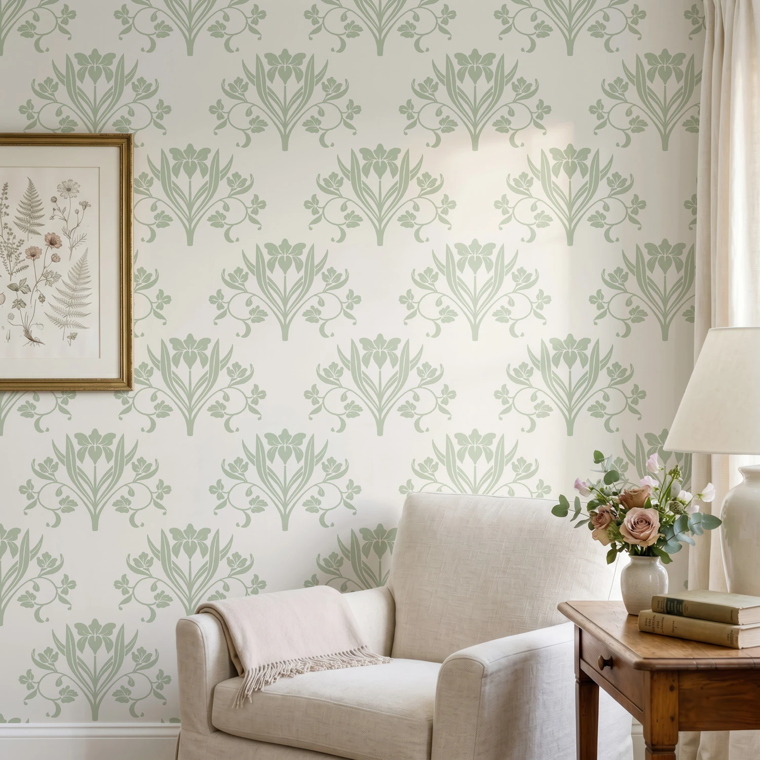 Diseño de papel pintado Liria, diseño floral con lirios en verde salvia y blanco roto, en rincón de lectura en salón