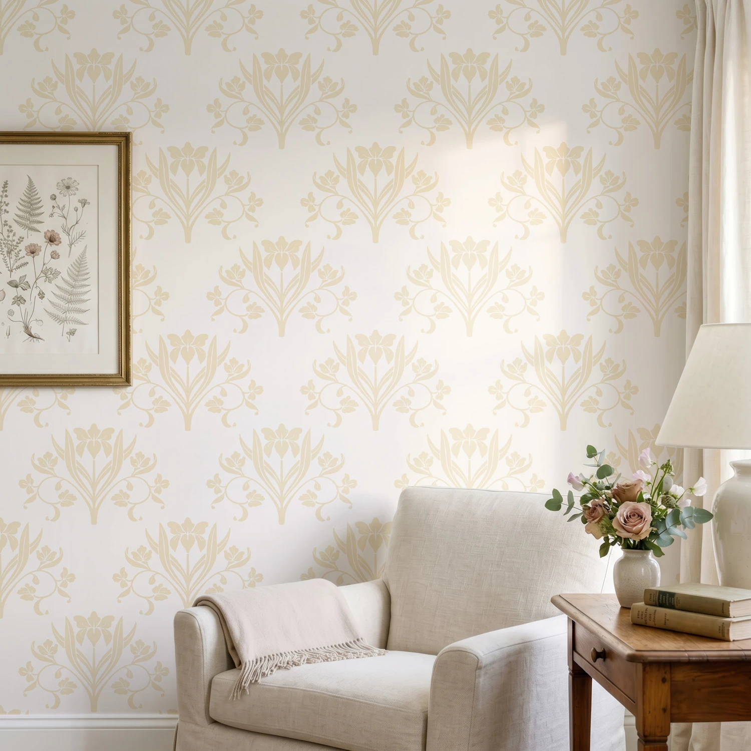 Diseño de papel pintado Liria, diseño floral con lirios en vainilla y blanco roto, en rincón de lectura en salón